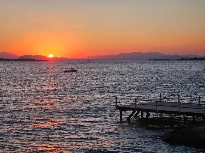 Ηλιοβασίλεμα πάνω από τη θάλασσα δίπλα στο Panorama Restaurant